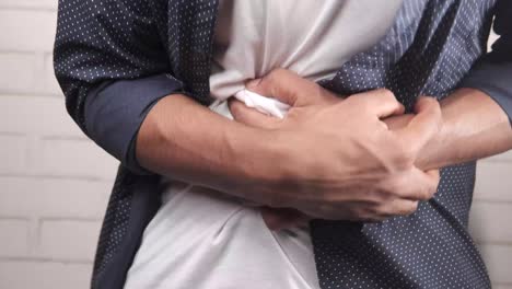 hombre con dolor de estómago