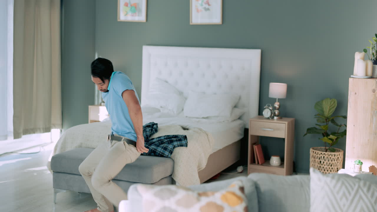 침실, 스트레스 및 늦은 아침에 공황으로 남자