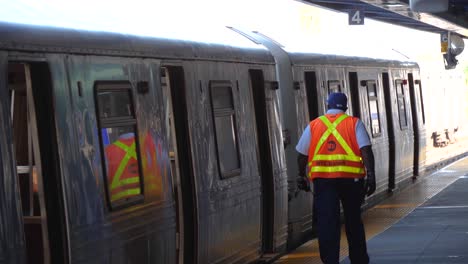 hombre que se aleja del tren para comprobar si los pasajeros abandonaron el tren
