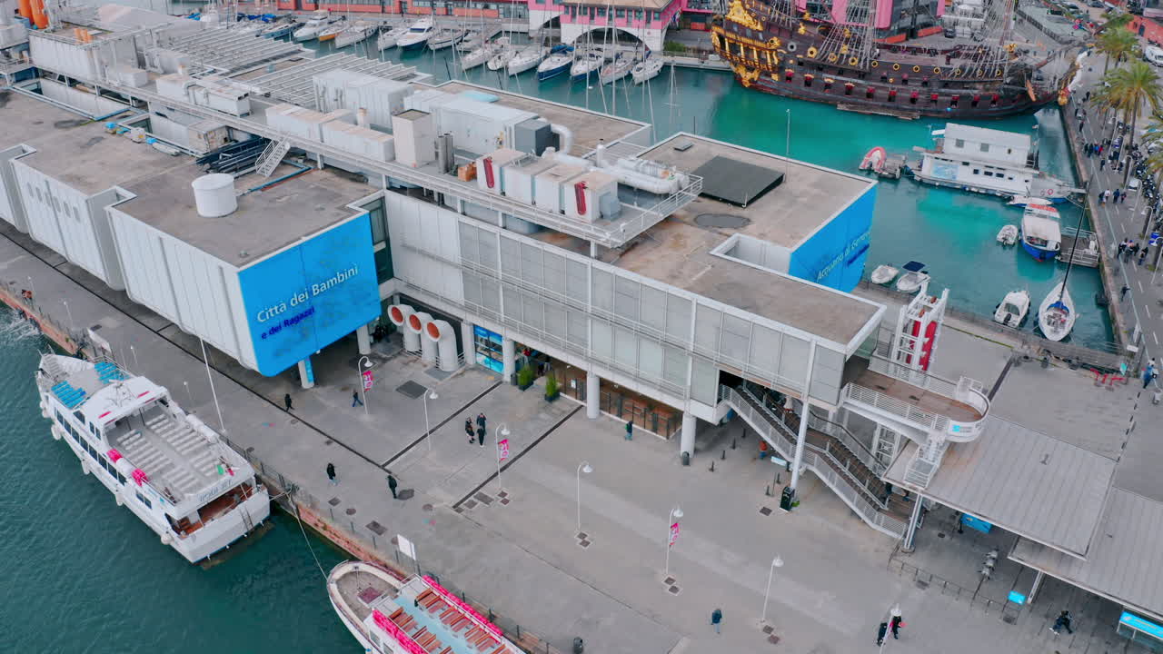 vista superior de la gente caminando en el muelle de porto antico - vista del acuario de génova