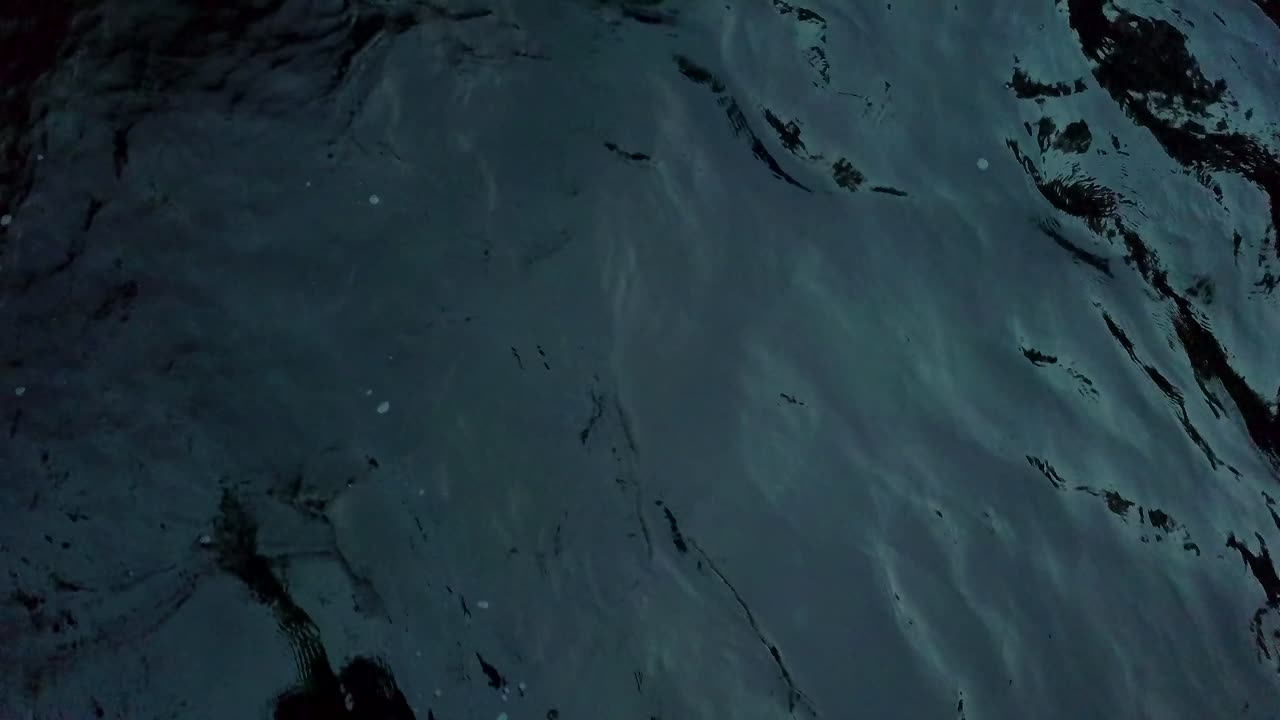 темная вода движется с панорамированием вверх, чтобы показать водопад burney falls во время заката в округе лассен в северной калифорнии