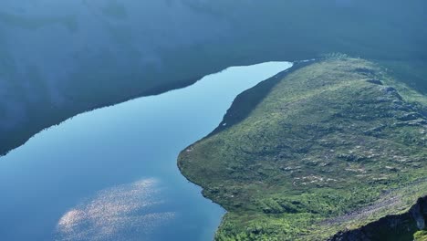 Lago-Tranquilo-En-Los-Picos-De-Las-Montañas-De-Lonketind-En-El-Sur-De-Senja,-Noruega.