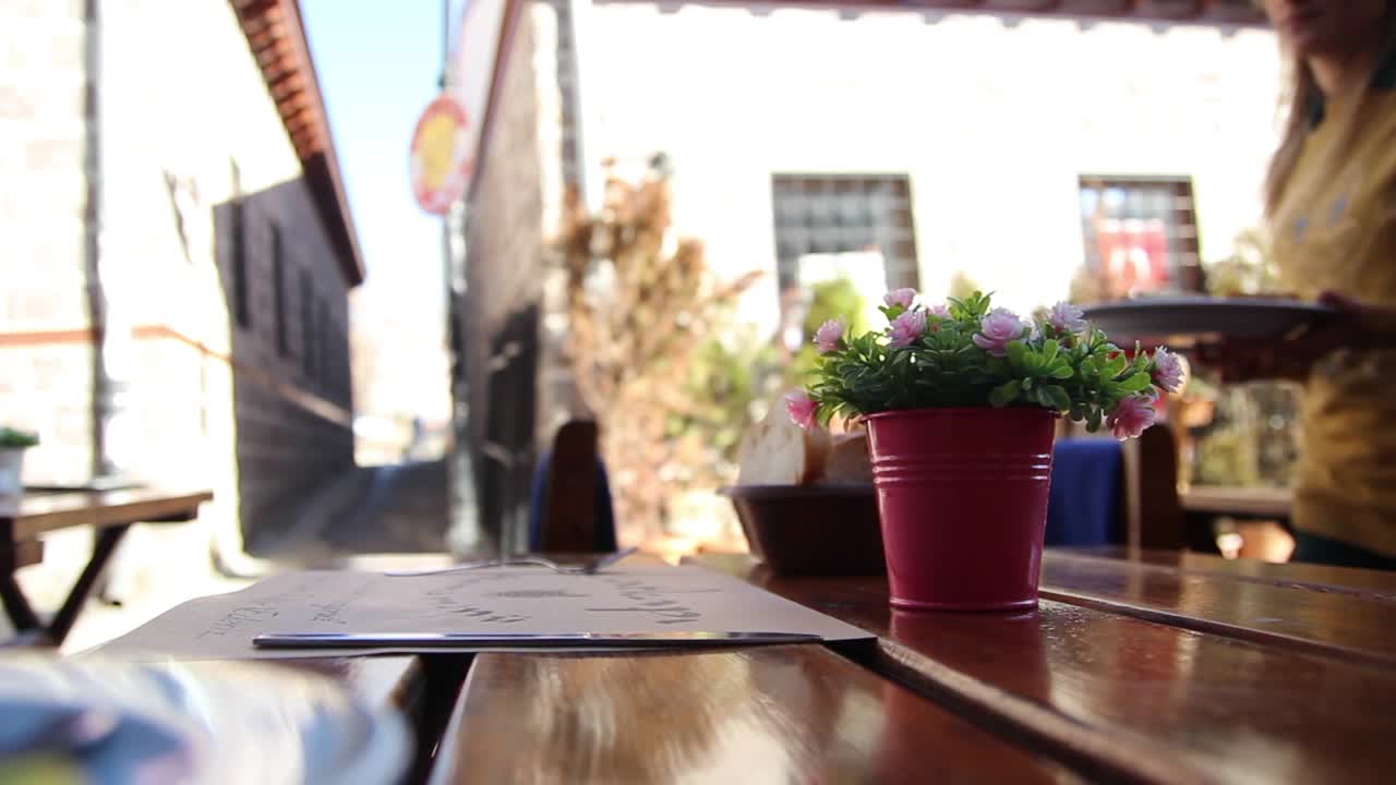 레스토랑 1 에서 아침 식사 하는 남자