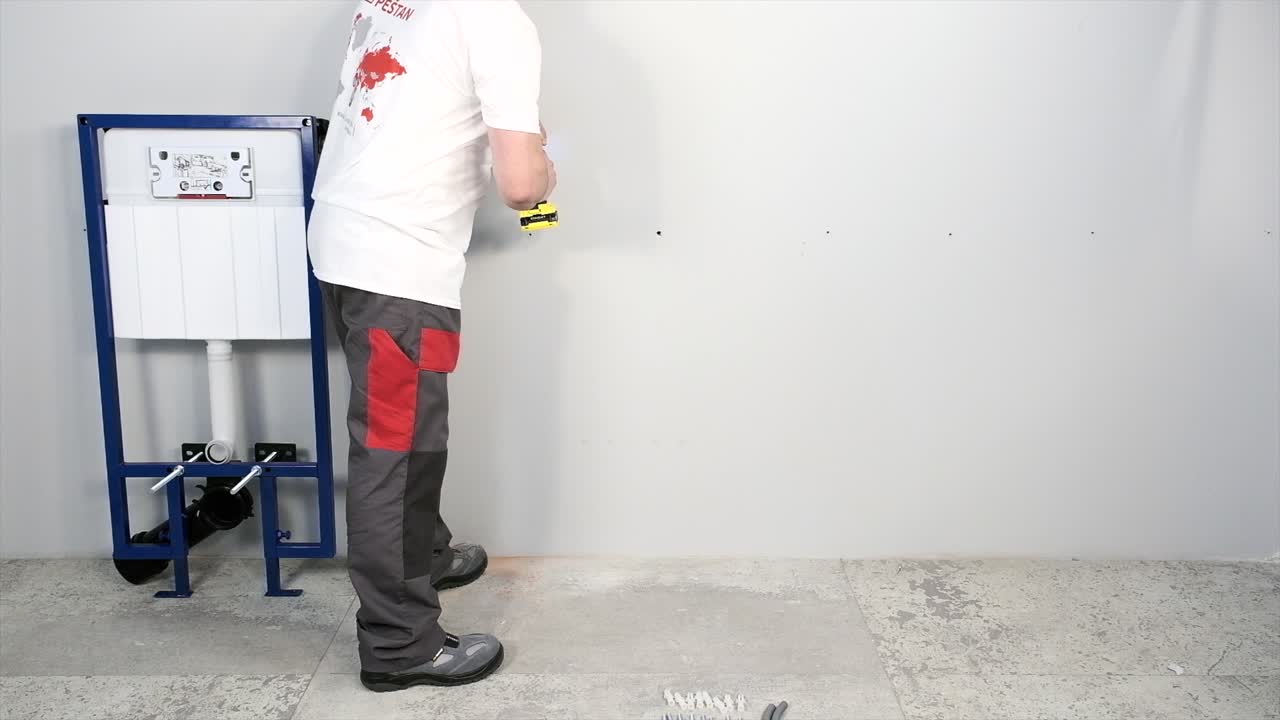 el trabajador que repara e instala el inodoro y descarga utiliza herramientas como alicates y llaves