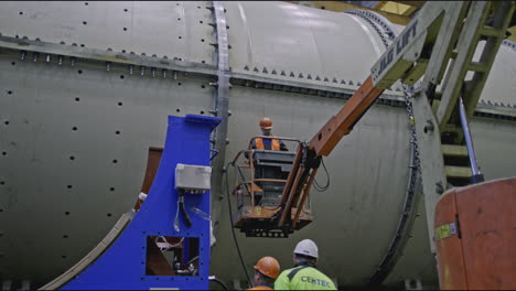trabajadores industriales que reparan máquinas grandes
