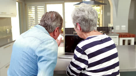 Pareja-Mayor-Usando-Una-Computadora-Portátil