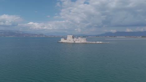 Volando-Sobre-El-Mar-Fortaleza-Bourtsi-En-Nauplio,-Grecia-|-4k-60fps