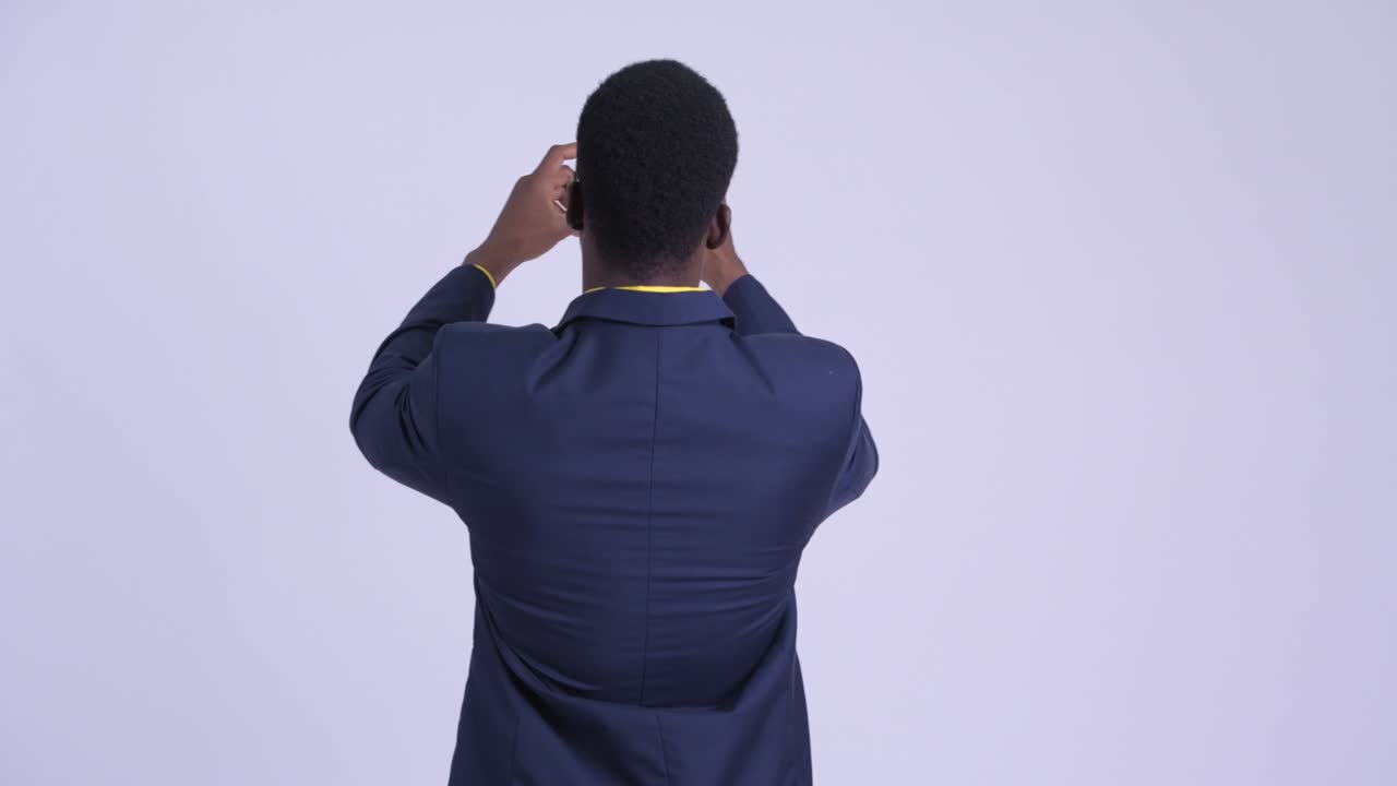 молодой красивый африканский бизнесмен в костюме