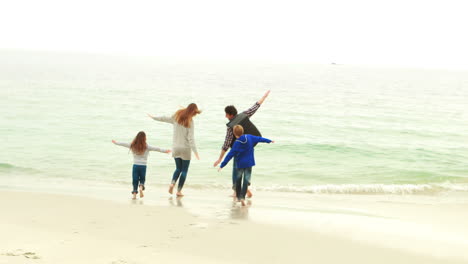 Glückliche-Familie,-Die-Am-Strand-Läuft