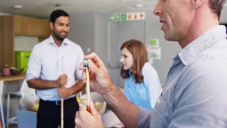 Führungskräfte-Spielen-Billard-Im-Büro