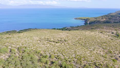 Paisaje-Sereno-Y-Aguas-Azules-En-Azua,-República-Dominicana---Toma-Aérea