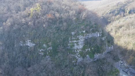 Movimiento-Aéreo-Alrededor-Del-Acantilado-De-La-Montaña-Durante-El-Invierno-En-Las-Montañas-Del-Cáucaso-Georgia