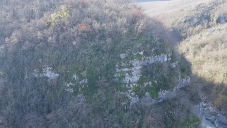 코카서스 산맥 조지아에서 겨울 동안 산 절벽 주변의 공중 이동