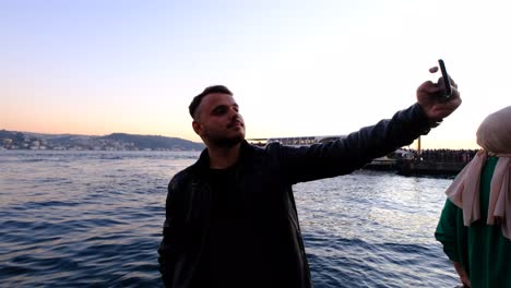 Mann-Macht-Ein-Selfie-Im-Bosporus