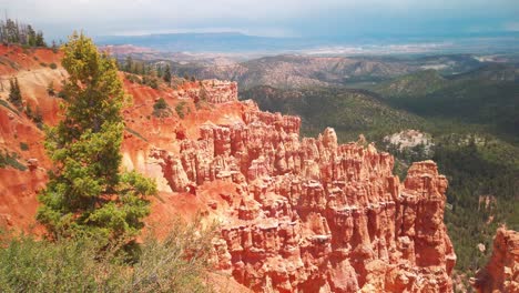 toma panorámica lenta sobre bryce canyon en la parte superior de la gran escalera en utah