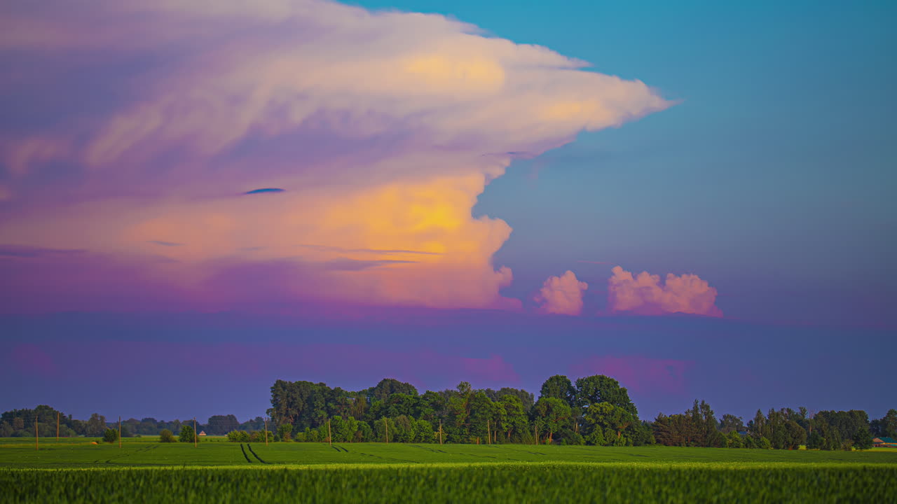 일몰 때 농장 위 에 있는 다채로운 구름 들 - 시간 지연