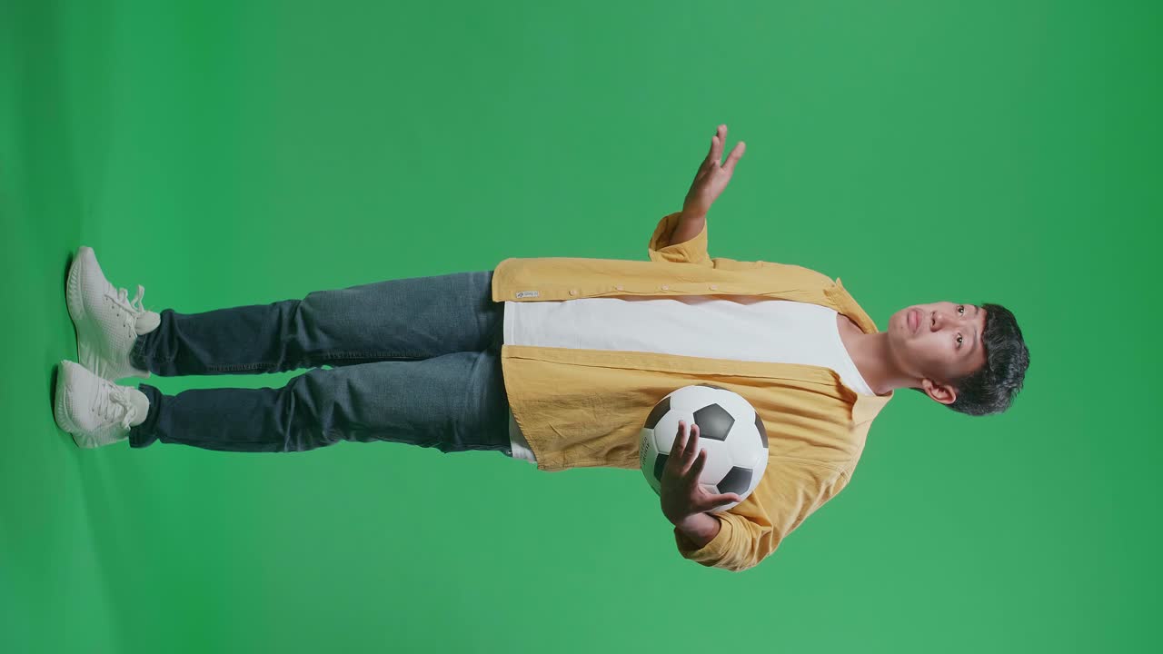 축구 공 을 들고 있는 남자