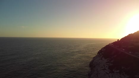 Vista-De-La-Hora-Dorada-De-La-Costa-De-Costa-Garraf-Y-La-Fábrica-De-Cemento-En-Barcelona,-España.