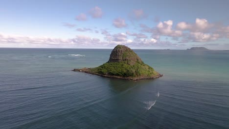 Panning-shot-of-China-Man's-Hat-in-Oahu-Hawaii