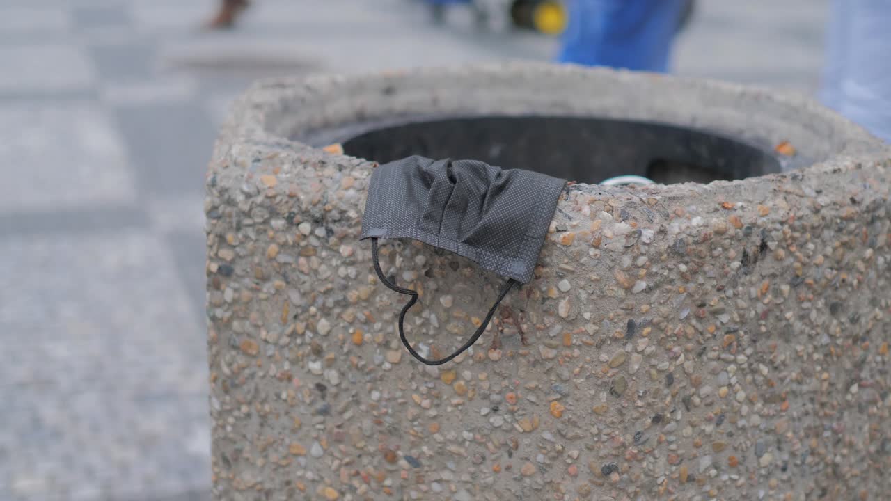 covid-19 바이러스 전염병 동안 공공 광장에서 쓰레기에 안면 마스크를 던졌습니다.