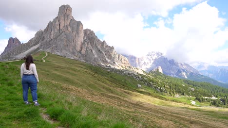 hinterbild einer frau, die auf den nuvolau-berg neben der giau-passstraße in italien schaut