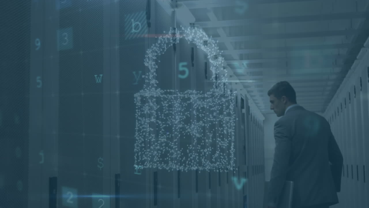 animatie van gegevensverwerking en hangslot pictogram over blanke man in serverkamer