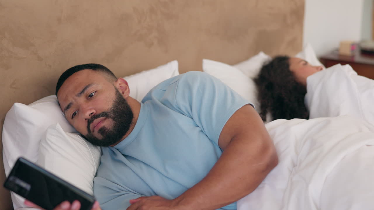 cama, teléfono y pareja molesta