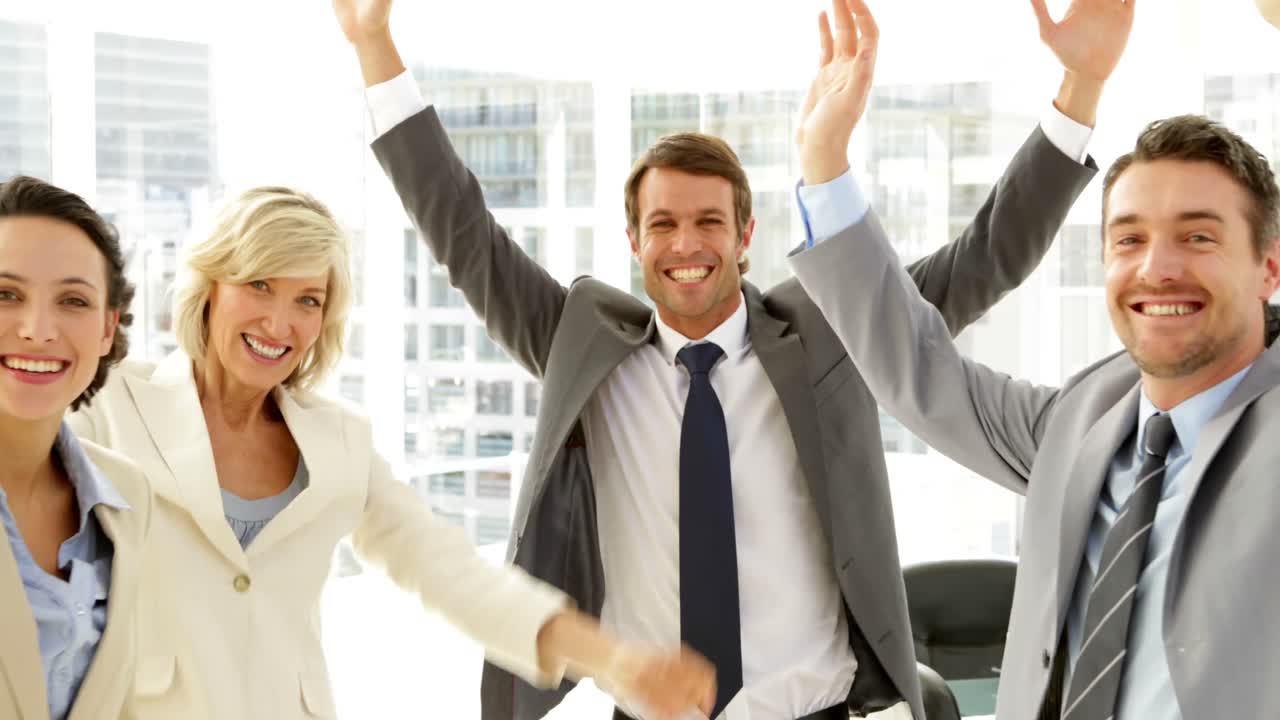 equipo de personas de negocios poniendo las manos juntas