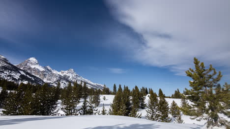 lapso de tiempo de las nubes del mediodía en el cielo sobre las montañas del parque nacional grand teton en wyoming