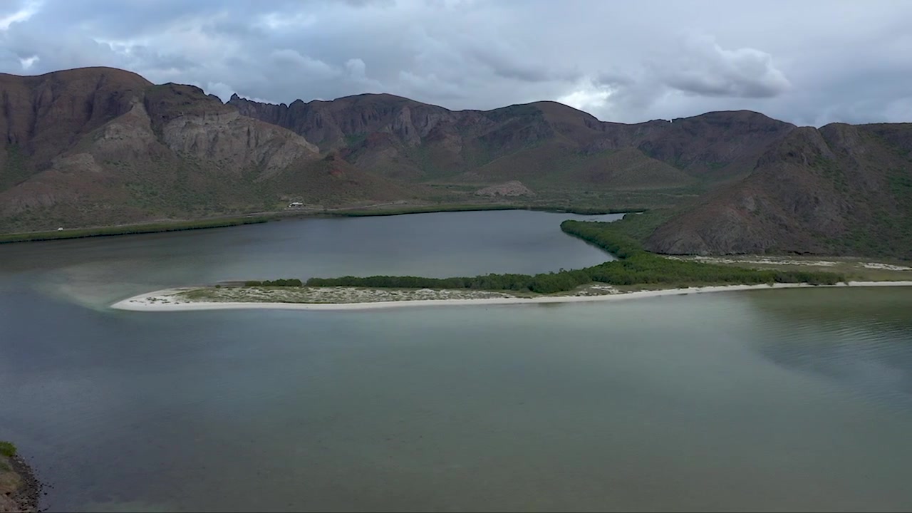 Balandra Plajı'nın arka planda dağlık manzarayla panoramik hava çekimi, Baja California Sur, Meksika
