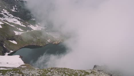 el paso de transfagarasan en verano, que cruza los cárpatos en rumania, es uno de los caminos de montaña más espectaculares del mundo.