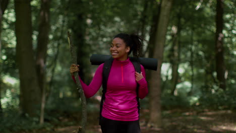 mujer caminando en el bosque