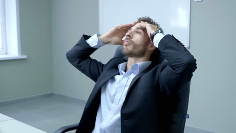 hombre de negocios estresado en la oficina