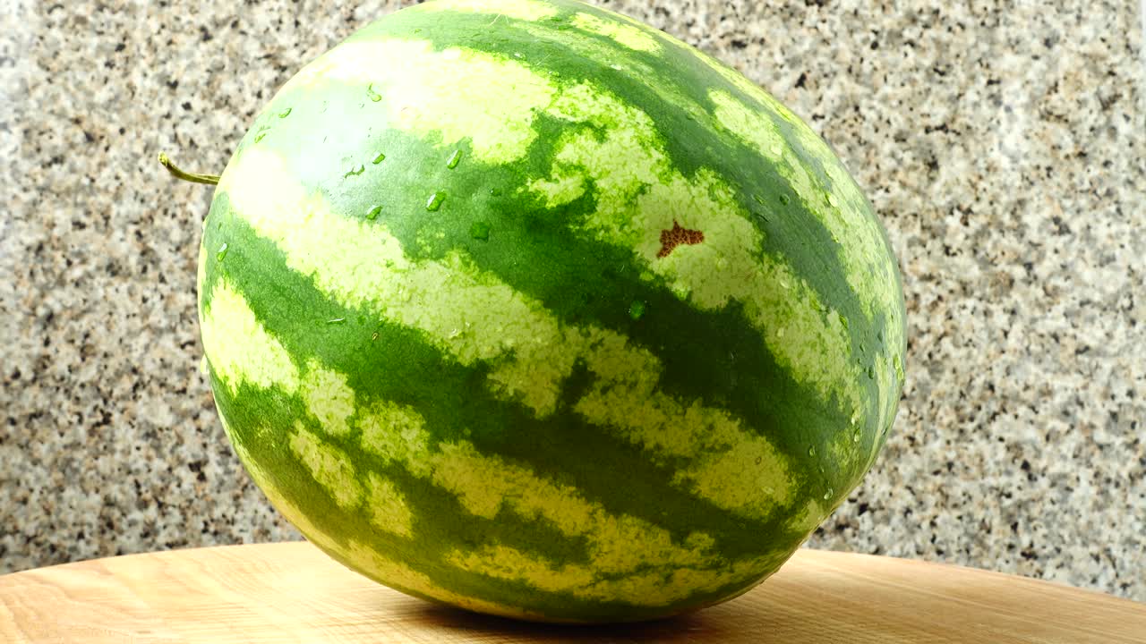 Anguria su tagliere da cucina. Ripresa in movimento