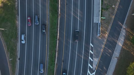 Una-Vista-De-ángulo-Alto,-De-Arriba-Hacia-Abajo-Sobre-Una-Carretera-En-Cámara-Lenta