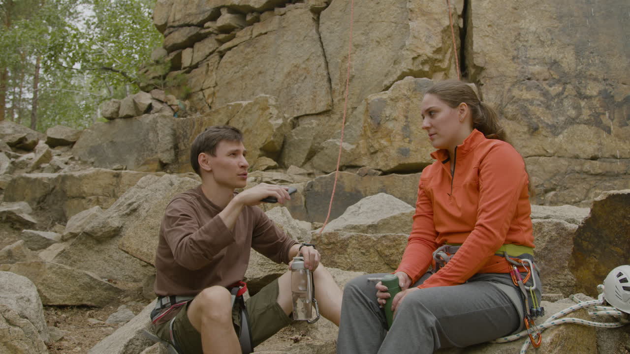 절벽 바닥 에 앉아 있는 등반자 들