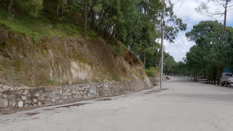 Conduciendo-Por-Una-Carretera-Recién-Hormigonada-Con-Un-Poste-De-Teléfono-En-El-Medio