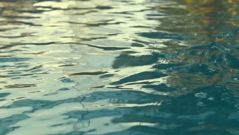 Superficie-Del-Agua-De-La-Piscina-En-El-Día-Al-Atardecer