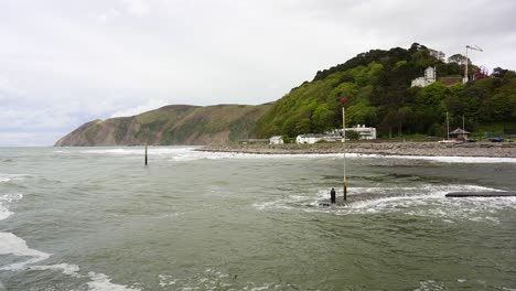 Wellen-Rollen-An-Einem-Windigen-Tag-über-Die-Küstenverteidigung-Des-Hafens-Von-Lynmouth