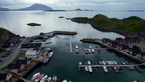 toma aérea de reenvío hacia vistas panorámicas a lo largo de la costa de helgeland en el puerto deportivo de toneladas.