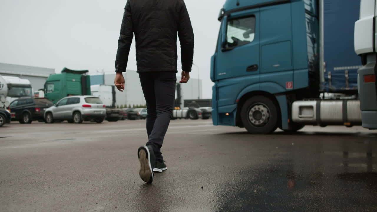 트럭 운전자가 트럭에 타고