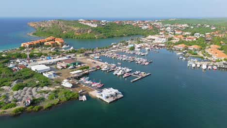 panorámica aérea que establece una vista de las aguas españolas del puerto de pesca en curazao