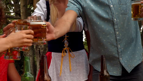 en formato de alta calidad grupo de amigos celebrando el oktoberfest