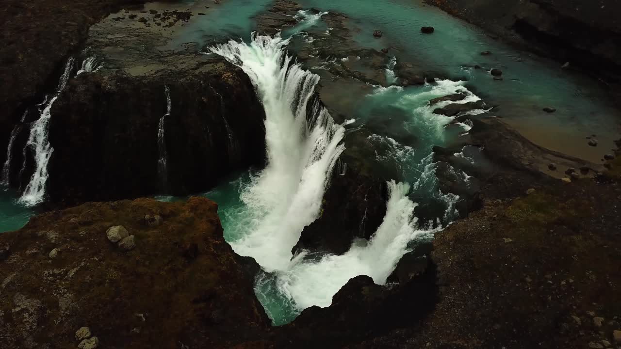 vista aérea de drones sobre el agua del río que fluye por una gran cascada, en islandia