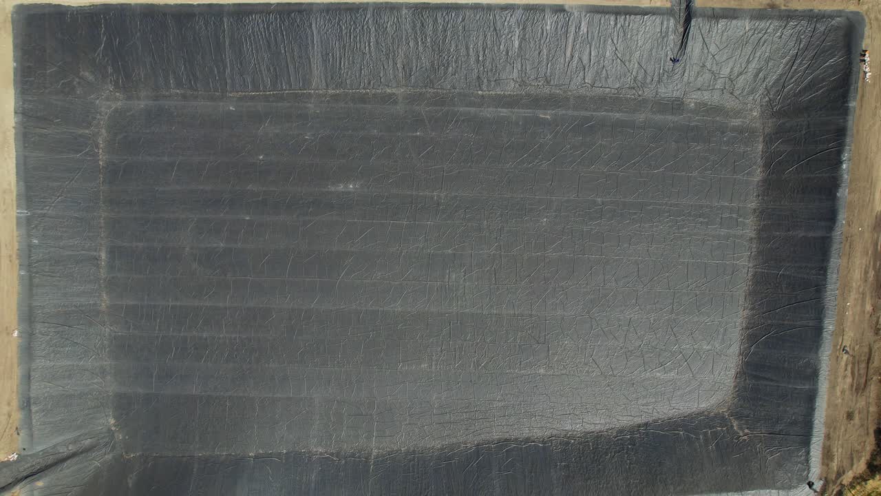 водосборная яма подготовлена и покрыта пластиком для обеспечения водонепроницаемости