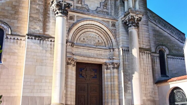 Primo piano dell'ingresso e della facciata della Basilica di San Martino, nota anche come Basilique Saint-Martin de Tours, Francia