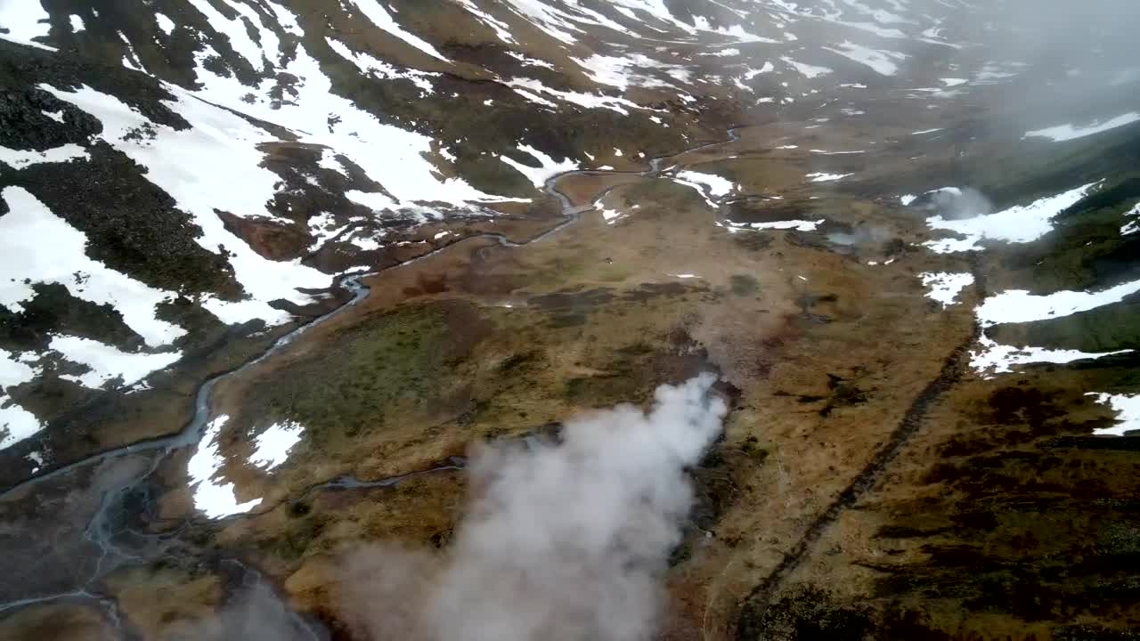 удивительные кадры дронов 4k, захватывающие кинематографический, воздушный вид вулканических дымов или газов, выходящих из живого ландшафта.