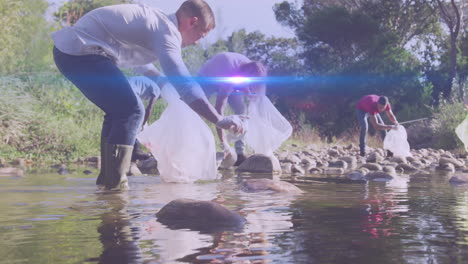 video de luces sobre un grupo feliz diverso recogiendo basura en el campo