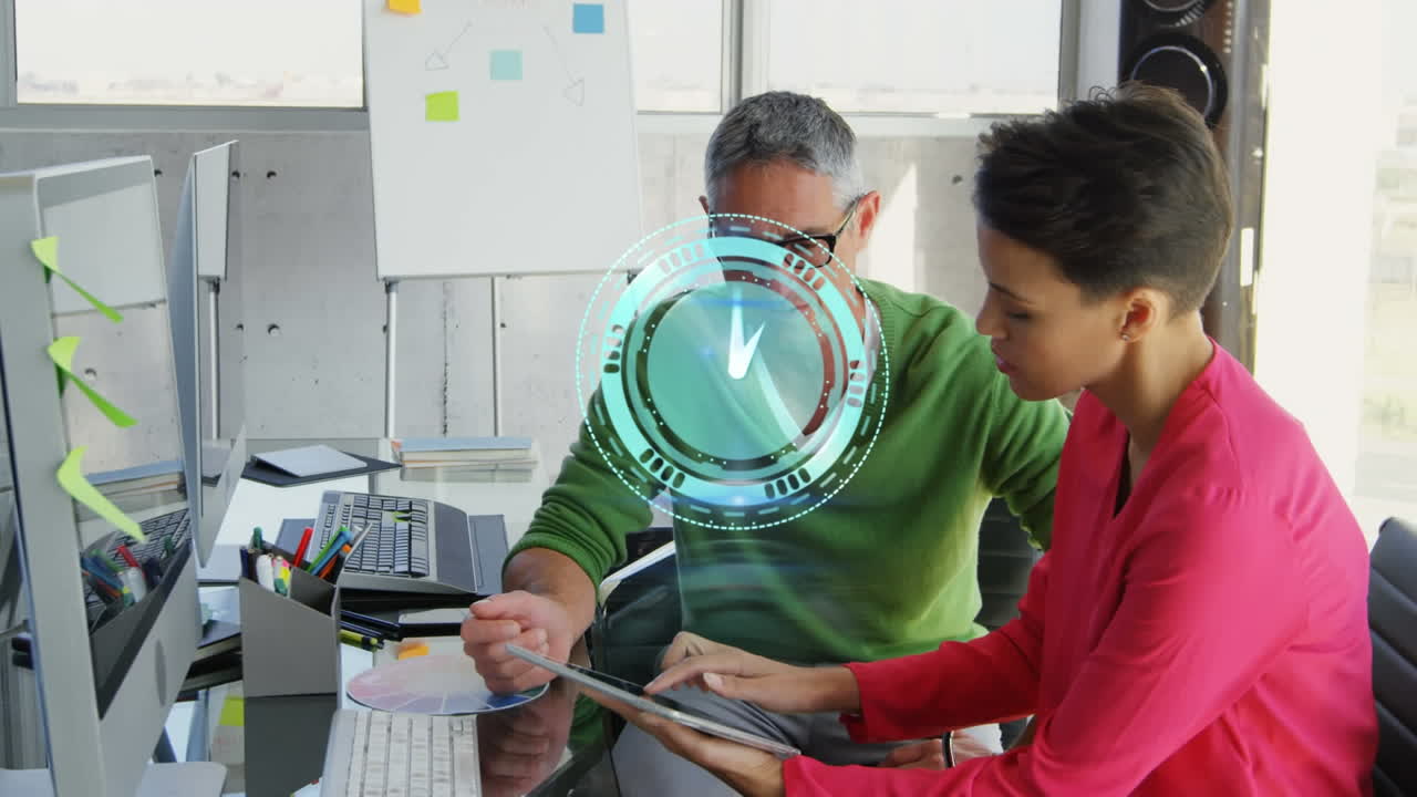 animación del reloj moviéndose rápido sobre los colegas de negocios en la oficina