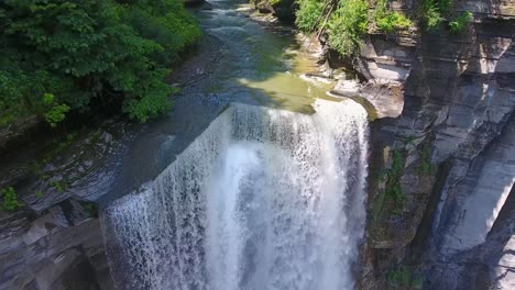 Una-Toma-De-4k-Con-Drones-De-Las-Cataratas-Taughannock,-La-Cascada-De-Caída-única-Más-Alta-Al-Este-De-Las-Montañas-Rocosas,-Que-Conduce-Al-Lago-Cayuga,-Ubicado-En-La-Ciudad-De-Ulysses,-Nueva-York.